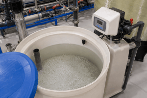 brine tank berisi garam untuk water softener